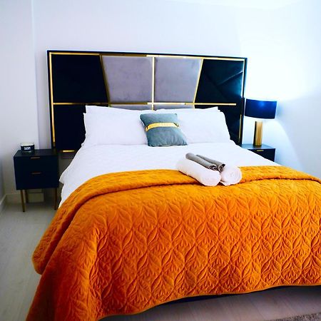 Perfect 1 Bed Apartment Sleeps 5 1 Kingsize Bed 1 Double Sofabed One Single Mattress Free Parking Wifi Good Transport Network Shopping Holiday Makers Families Contractors In North London Enfield Dış mekan fotoğraf