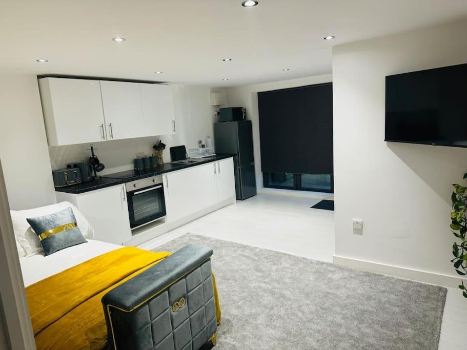 Perfect 1 Bed Apartment Sleeps 5 1 Kingsize Bed 1 Double Sofabed One Single Mattress Free Parking Wifi Good Transport Network Shopping Holiday Makers Families Contractors In North London Enfield Dış mekan fotoğraf