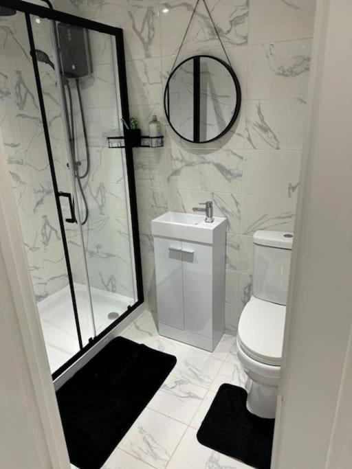 Perfect 1 Bed Apartment Sleeps 5 1 Kingsize Bed 1 Double Sofabed One Single Mattress Free Parking Wifi Good Transport Network Shopping Holiday Makers Families Contractors In North London Enfield Dış mekan fotoğraf