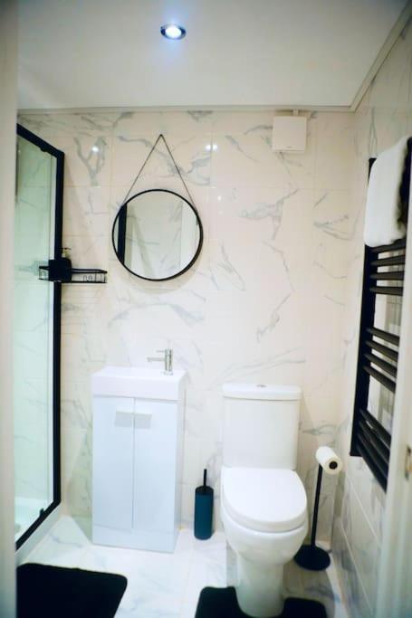 Perfect 1 Bed Apartment Sleeps 5 1 Kingsize Bed 1 Double Sofabed One Single Mattress Free Parking Wifi Good Transport Network Shopping Holiday Makers Families Contractors In North London Enfield Dış mekan fotoğraf