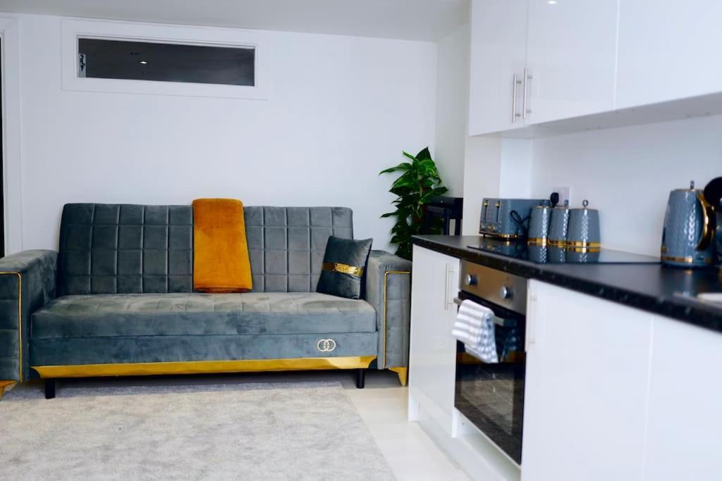 Perfect 1 Bed Apartment Sleeps 5 1 Kingsize Bed 1 Double Sofabed One Single Mattress Free Parking Wifi Good Transport Network Shopping Holiday Makers Families Contractors In North London Enfield Dış mekan fotoğraf