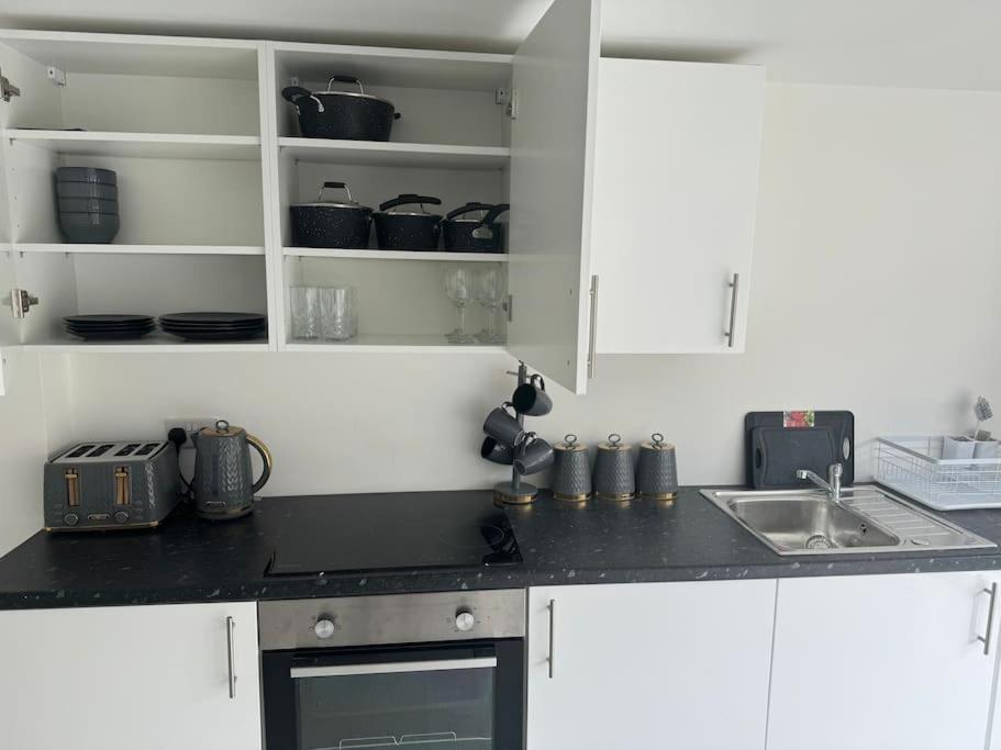 Perfect 1 Bed Apartment Sleeps 5 1 Kingsize Bed 1 Double Sofabed One Single Mattress Free Parking Wifi Good Transport Network Shopping Holiday Makers Families Contractors In North London Enfield Dış mekan fotoğraf