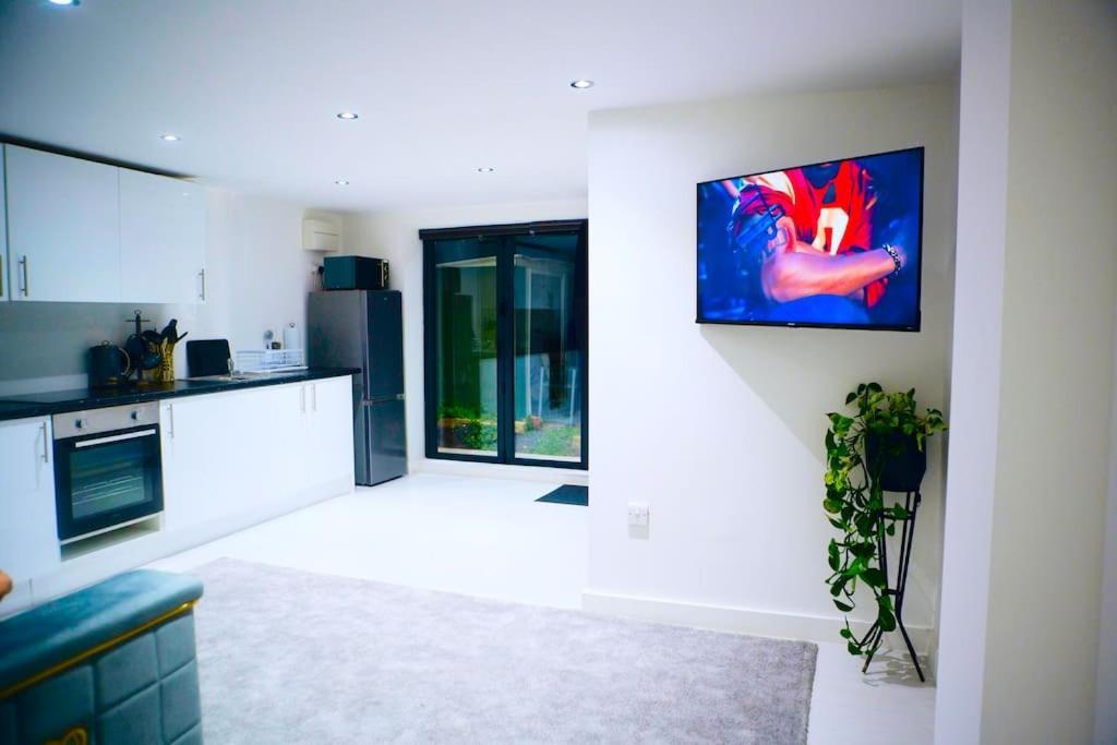 Perfect 1 Bed Apartment Sleeps 5 1 Kingsize Bed 1 Double Sofabed One Single Mattress Free Parking Wifi Good Transport Network Shopping Holiday Makers Families Contractors In North London Enfield Dış mekan fotoğraf