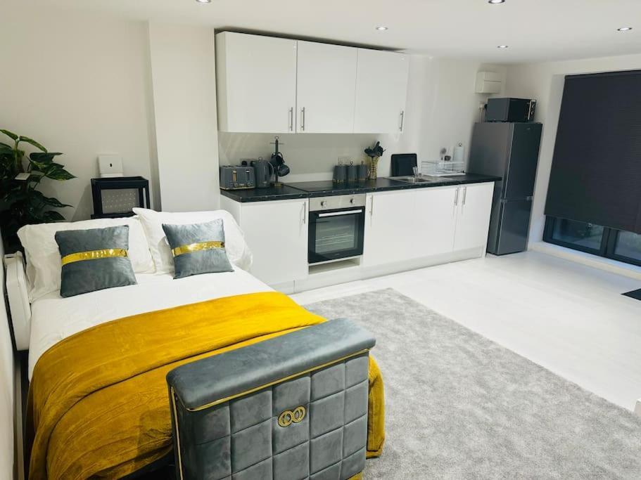 Perfect 1 Bed Apartment Sleeps 5 1 Kingsize Bed 1 Double Sofabed One Single Mattress Free Parking Wifi Good Transport Network Shopping Holiday Makers Families Contractors In North London Enfield Dış mekan fotoğraf