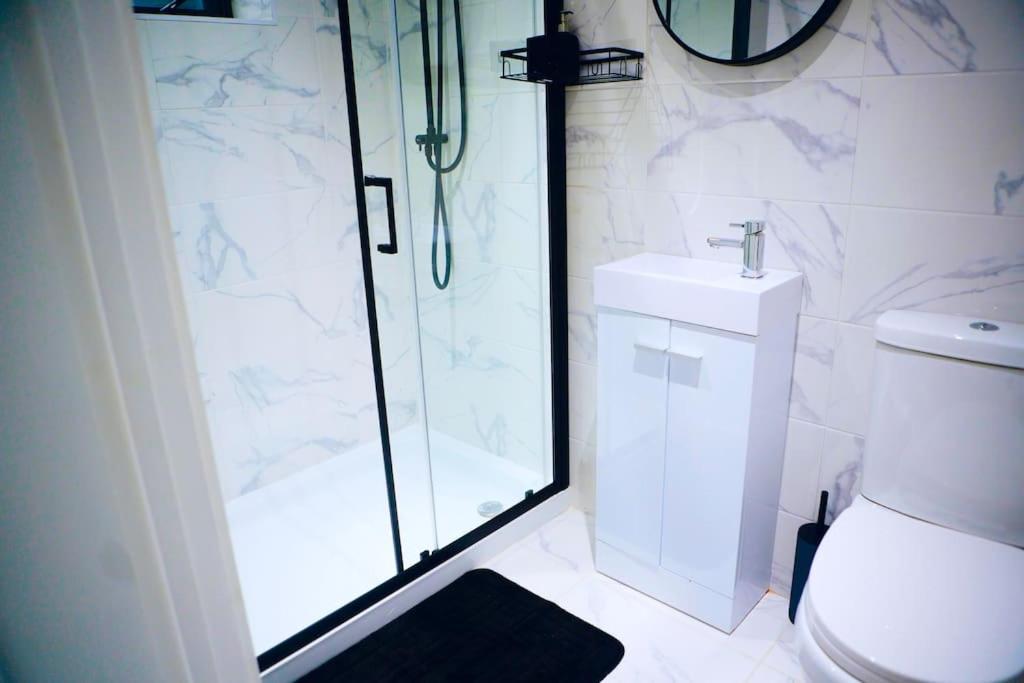 Perfect 1 Bed Apartment Sleeps 5 1 Kingsize Bed 1 Double Sofabed One Single Mattress Free Parking Wifi Good Transport Network Shopping Holiday Makers Families Contractors In North London Enfield Dış mekan fotoğraf