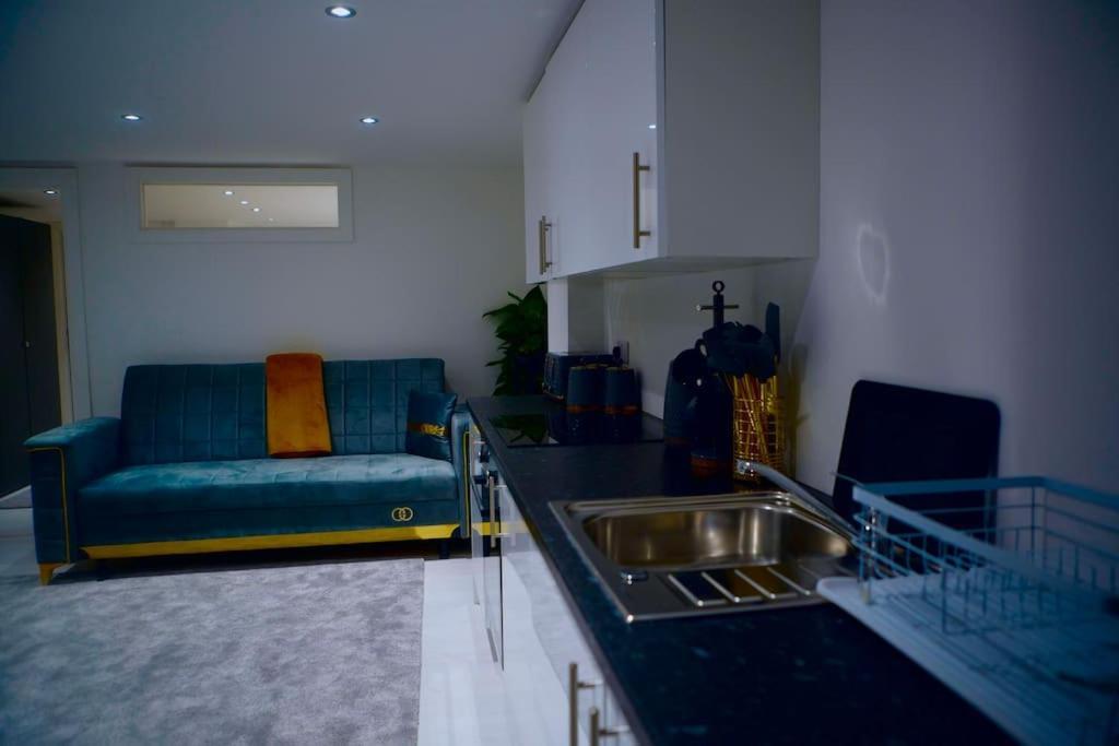 Perfect 1 Bed Apartment Sleeps 5 1 Kingsize Bed 1 Double Sofabed One Single Mattress Free Parking Wifi Good Transport Network Shopping Holiday Makers Families Contractors In North London Enfield Dış mekan fotoğraf