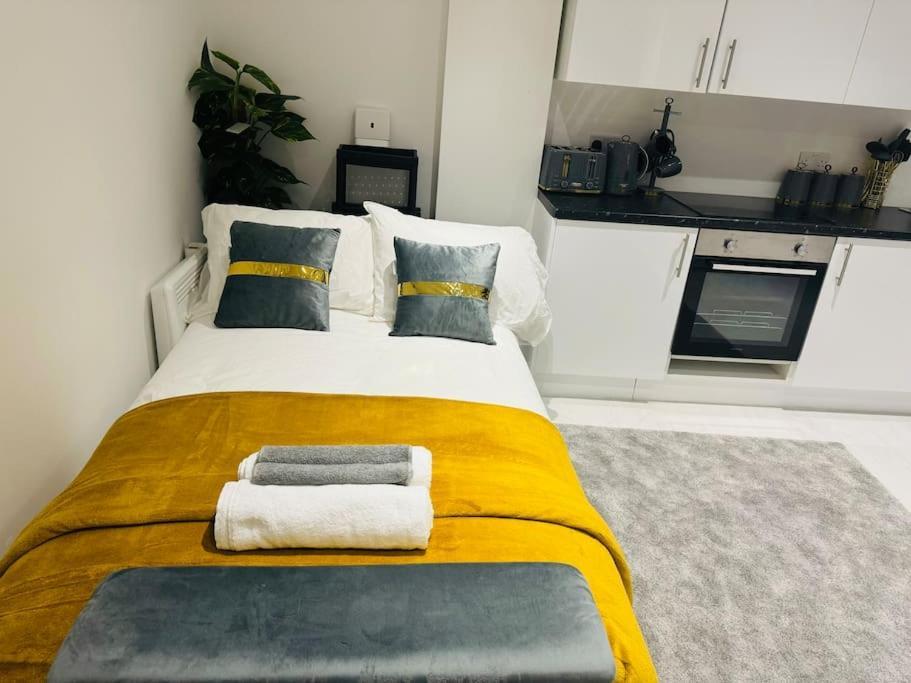 Perfect 1 Bed Apartment Sleeps 5 1 Kingsize Bed 1 Double Sofabed One Single Mattress Free Parking Wifi Good Transport Network Shopping Holiday Makers Families Contractors In North London Enfield Dış mekan fotoğraf