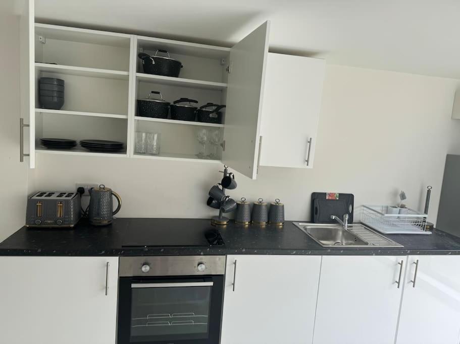 Perfect 1 Bed Apartment Sleeps 5 1 Kingsize Bed 1 Double Sofabed One Single Mattress Free Parking Wifi Good Transport Network Shopping Holiday Makers Families Contractors In North London Enfield Dış mekan fotoğraf