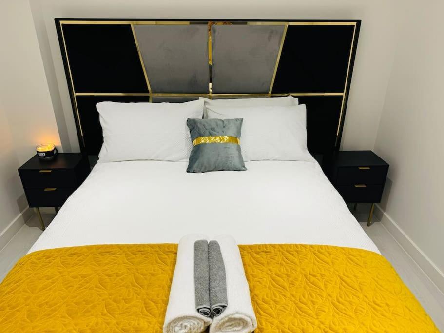 Perfect 1 Bed Apartment Sleeps 5 1 Kingsize Bed 1 Double Sofabed One Single Mattress Free Parking Wifi Good Transport Network Shopping Holiday Makers Families Contractors In North London Enfield Dış mekan fotoğraf