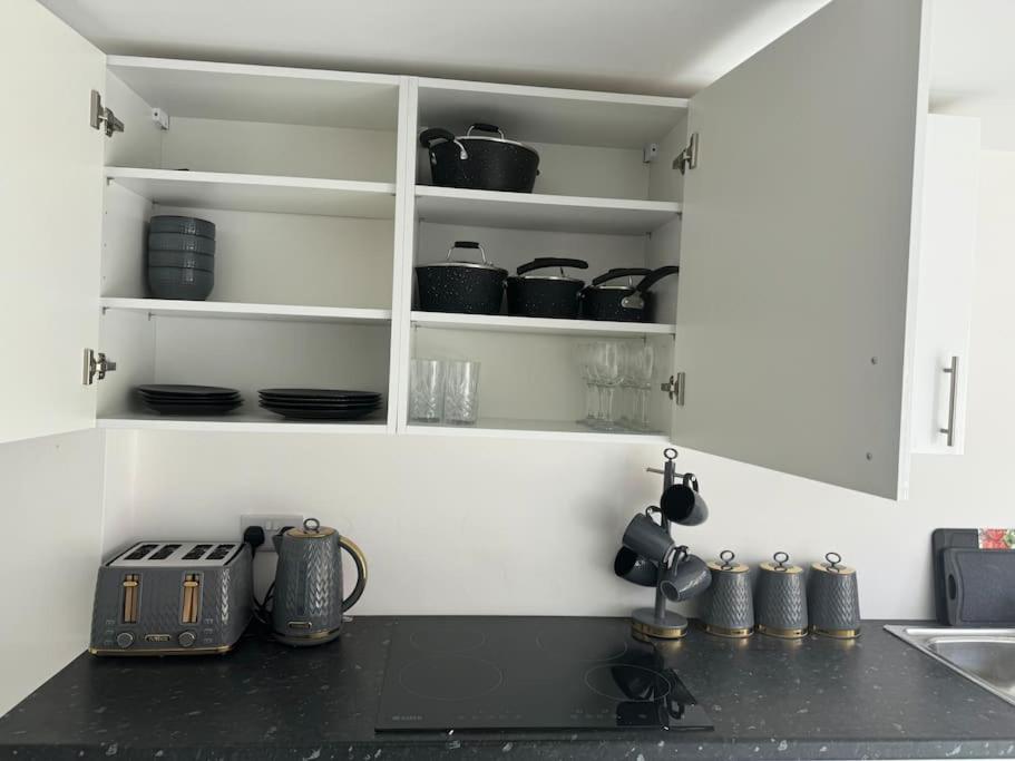 Perfect 1 Bed Apartment Sleeps 5 1 Kingsize Bed 1 Double Sofabed One Single Mattress Free Parking Wifi Good Transport Network Shopping Holiday Makers Families Contractors In North London Enfield Dış mekan fotoğraf