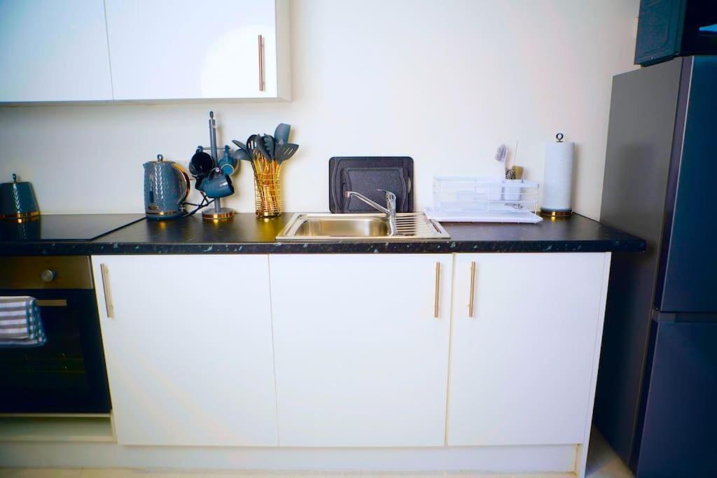 Perfect 1 Bed Apartment Sleeps 5 1 Kingsize Bed 1 Double Sofabed One Single Mattress Free Parking Wifi Good Transport Network Shopping Holiday Makers Families Contractors In North London Enfield Dış mekan fotoğraf