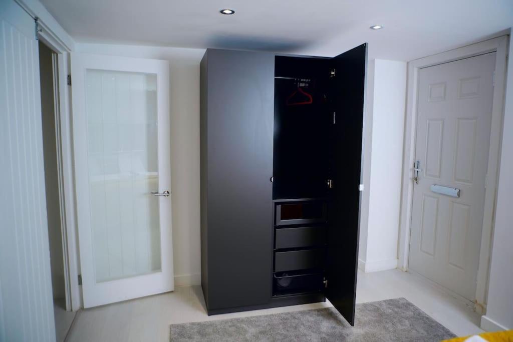 Perfect 1 Bed Apartment Sleeps 5 1 Kingsize Bed 1 Double Sofabed One Single Mattress Free Parking Wifi Good Transport Network Shopping Holiday Makers Families Contractors In North London Enfield Dış mekan fotoğraf