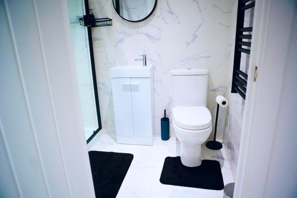 Perfect 1 Bed Apartment Sleeps 5 1 Kingsize Bed 1 Double Sofabed One Single Mattress Free Parking Wifi Good Transport Network Shopping Holiday Makers Families Contractors In North London Enfield Dış mekan fotoğraf