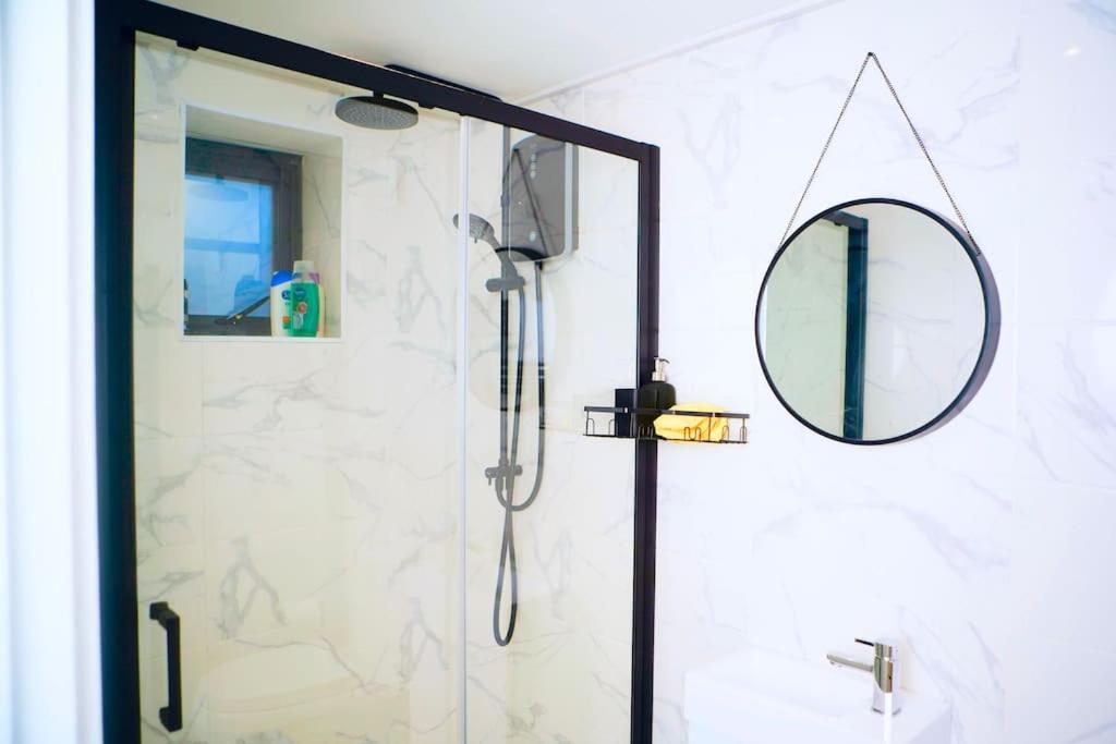 Perfect 1 Bed Apartment Sleeps 5 1 Kingsize Bed 1 Double Sofabed One Single Mattress Free Parking Wifi Good Transport Network Shopping Holiday Makers Families Contractors In North London Enfield Dış mekan fotoğraf